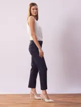Pantalón de gabardina elastizada color azul marino, marca Ruby Rd. Tiro alto, corte recto, largo al tobillo, pretina ancha, bolsillos delanteros simulados y bolsillos traseros aplicados.