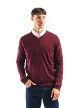 Sweater negro de punto con cuello en V, de calce regular.