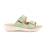 Sandalias bajas color blanco hueso con dos tiras anchas con hebillas plateadas y plantilla con perforaciones.