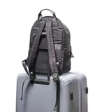 Mochila negra de tela con doble cierre superior, asa de mano y tirantes acolchados ajustables. Tiene un bolsillo frontal con solapa y un compartimento interno para notebook pequeña.