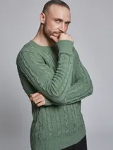 Sweater verde de tejido de punto con trenzas.