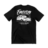 Remera negra de algodón con estampa en blanco y negro en la espalda. La estampa muestra una camioneta Volkswagen y un Volkswagen Escarabajo, con el logo de la marca Emexem y la frase "T-Shirts Garage - Love for the Classic".