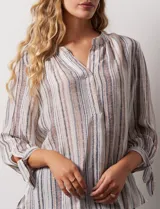 Blusa estampada con cuello a la base y escote en V. Manga 3/4 con lazo.