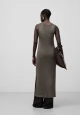 Vestido largo de punto metalizado con cuello redondo y sisas amplias. Diseño con abertura lateral.