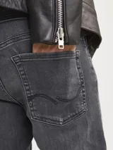 Jean de hombre de tiro bajo, corte slim fit, color gris oscuro con efecto desgastado.