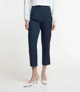 Pantalón zanahoria de sastrería color blanco, con cintura alta, trabillas y botón contrastante.