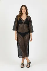 Vestido largo negro de tejido de red (mesh) con escote en V profundo y mangas anchas de tres cuartos.