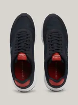 Zapatillas Tommy Hilfiger de hombre color azul marino con detalles en rojo y blanco.