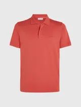 Chomba de piqué de algodón orgánico color ladrillo, corte slim, cuello clásico con dos botones, mangas cortas con puños de punto y logo bordado en el pecho.