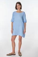 Vestido color fucsia de lino italiano, con cuello redondo, moldería oversize y bolsillos delanteros.