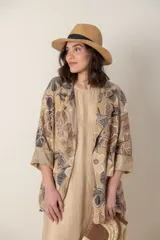 Blazer italiano de lino estampado en tonos tierra, de corte recto y mangas 3/4.