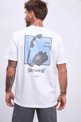 Remera blanca de algodón con estampado pequeño de un teléfono antiguo y texto en el pecho.