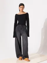 Jeans de calce slouch con fit volumétrico, en denim negro con lavado sutil.