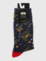 Calcetines largos de algodón azul marino con puño, talón y puntera en rojo. Diseño estampado con cazas TIE Fighter amarillos y lunares de colores.