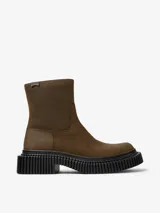 Bota de media caña color marrón, confeccionada en nobuk, con plantilla OrthoLite reciclada y suela XL EXTRALIGHT de EVA. Tiene un tacón de 3,3 cm y forro interior de piel vacuna con acabado de ante.