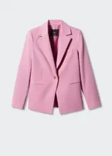 Blazer negro entallado con solapas de muesca, hombros estructurados, abertura posterior y dos bolsillos de ribete delanteros.