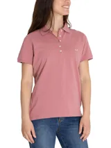 Remera tipo polo color beige de piqué con cuello camisero, manga corta y logo de pato bordado.