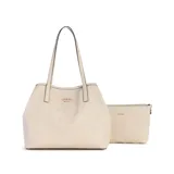 Bolso tipo shopper color crema con textura grabada con el logo de la marca. Tiene doble asa de hombro y logo metálico dorado en el frente.