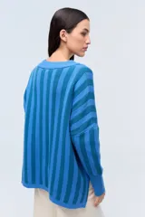 Sweater de diseño amplio y moderno, con rayas en color negro y detalles texturizados, confeccionado en acrílico y algodón.