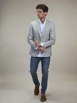 Blazer azul marino de corte clásico con solapas de muesca, cierre de dos botones, bolsillo en el pecho y bolsillos laterales con solapa.