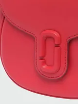 Bandolera de cuero color beige con correa ancha de tela con el logo de la marca en color crudo.