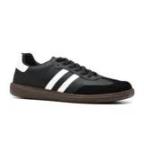 Championes blancos con detalles en gris y negro, con tres tiras negras en el lateral.