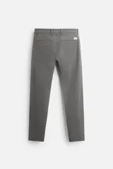 Pantalón chino azul marino, corte skinny fit, confeccionado en tejido de algodón con elasticidad. Cuenta con bolsillos frontales y traseros de vivo. Cierre frontal con cremallera y botón.