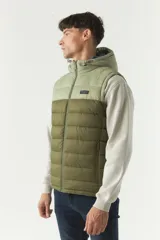 Chaleco inflable verde oliva con capucha ajustable, cierre frontal y bolsillos laterales con cierre.