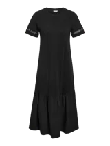 Vestido midi negro de algodón con mangas cortas y detalle de encaje en las mangas y ruedo. Tiene cuello redondo y corte suelto.