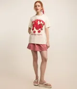 Remera color crema de algodón con estampado de frambuesas y texto "Delicious & Tasty Berry".