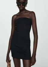 Vestido corto negro sin mangas, de corte ajustado y escote strapless.