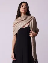Pashmina color beige de gasa plisada con detalles de lurex plateado y flecos.