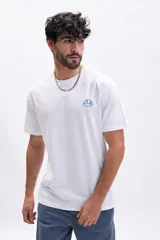 Remera blanca de algodón de manga corta con cuello redondo y bordado de un croissant azul en el pecho.