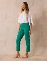 Pantalón recto verde esmeralda de gabardina elastizada, marca Zac & Rachel. Tiene pretina ancha con faja interna modeladora, bolsillos simulados en la parte delantera y bolsillos ojal en la parte trasera.