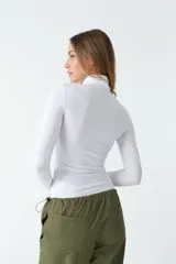 Polera de cuello alto color borgoña, de corte ajustado y mangas largas.