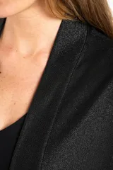 Kimono negro con mangas 3/4 y bolsillos delanteros.