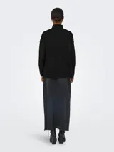 Sweater de punto negro con cuello alto, hombros caídos y puños altos.