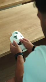 Espinilleras blancas con logo de la marca en negro.
