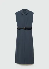 Vestido camisero midi color beige, sin mangas, con cuello camisero, cinturón ajustable y aberturas laterales.