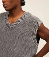 Chaleco masculino de punto con cuello en V, diseño boxy, barras contrastantes y efecto desteñido.