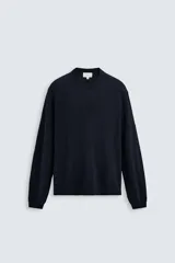 Jersey azul marino de punto, con cuello redondo y manga larga. Tejido en hilatura con mezcla de seda y lino.