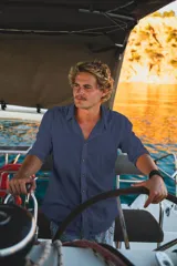 Camisa azul marino de lino con manga larga y botones de coco natural.