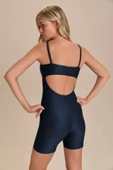 Jumpsuit corto color ladrillo con breteles finos, de tejido Allure® Adaptiv con superficie acanalada y ligero brillo.