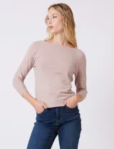 Buzo tejido en hilado fino, color beige, con cuello bote y mangas raglán tres cuartos.