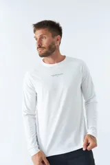Remera blanca de manga larga con cuello redondo y logo estampado en el pecho.