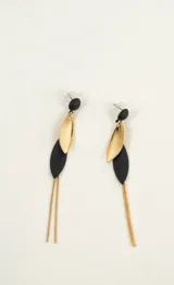 Aros de diseño moderno en tonos dorado y negro, con detalles de cadena.