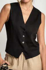 Chaleco negro con escote en V y cierre frontal con botones.
