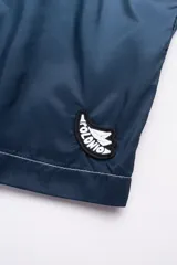 Short de baño con degradé de celeste a azul marino, con cintura elástica ajustable, dos bolsillos laterales y uno trasero con cierre. Cuenta con suspensor de malla fina hipoalergénico y protección UV 50.