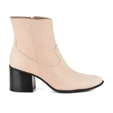 Bota corta color beige con textura símil piel de cocodrilo, taco bloque negro y cierre lateral.