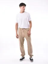 Pantalón de jogging color beige con cintura elástica y cordón ajustable.